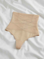 Bézs Elara alakformáló tanga fehér textilen, modell nélküli termékfotón.